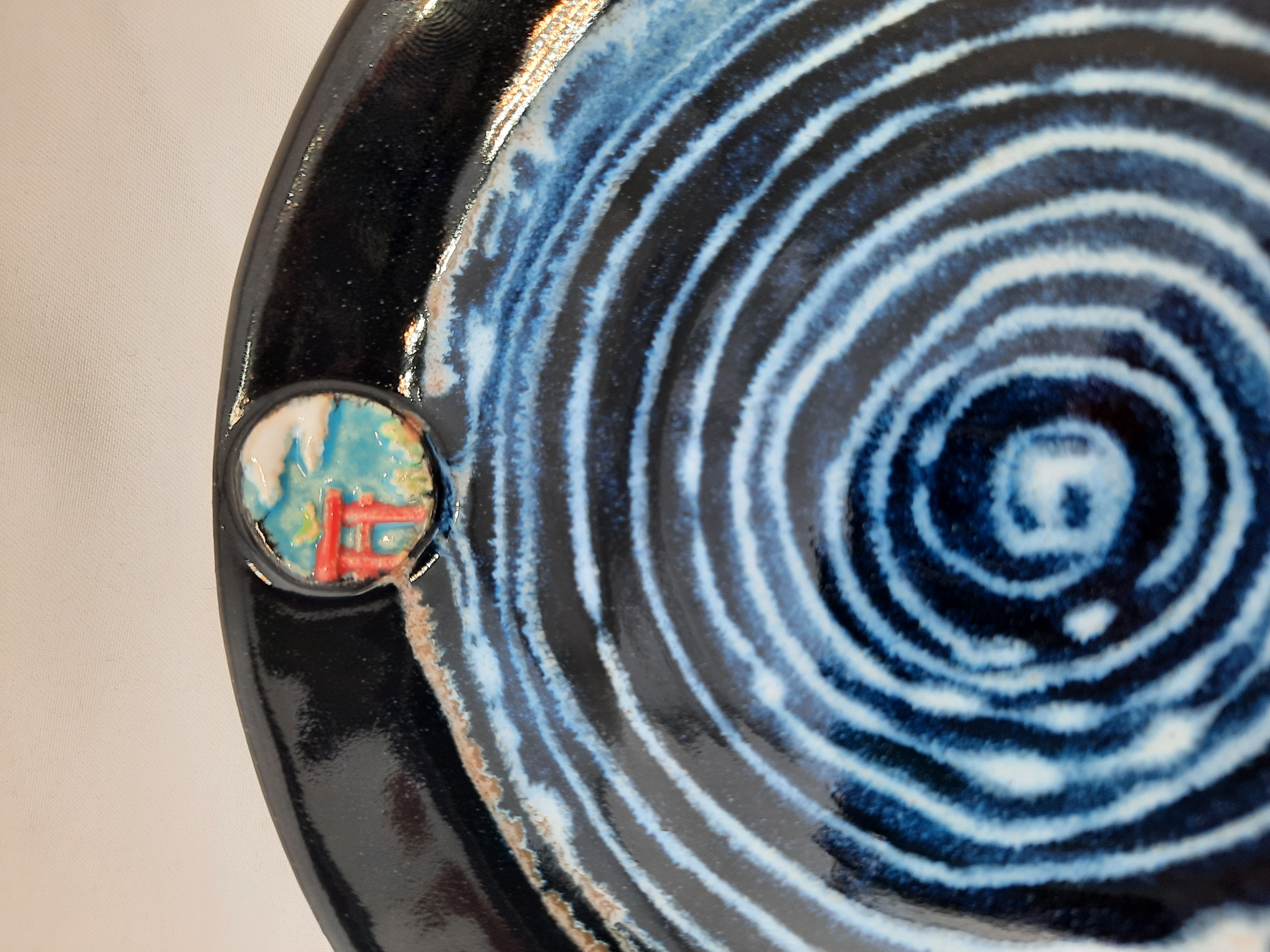 Torii spiral plate - Détail céramique - Daijobu Pottery